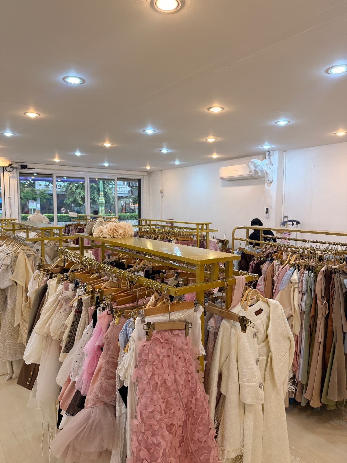 ปกร้าน เช่าชุดกาญจนบุรี Gism.rental
