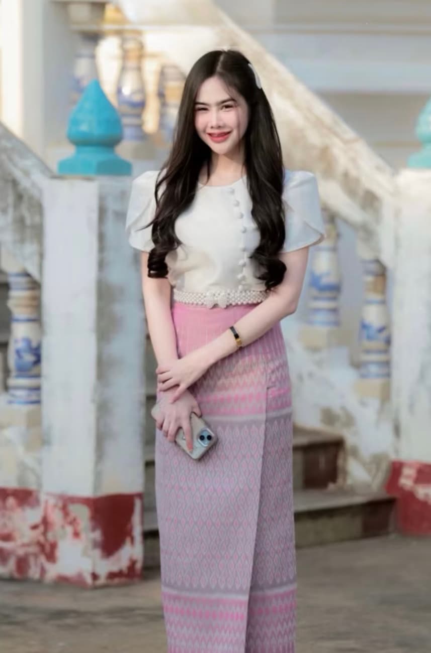 *เสื้อ* รุ่นยอดฮิต💕 ลิซ่า Sirasiri จับแมตช์ได้ทั้งชุด เช่าทั้งชุดถูกกว่า