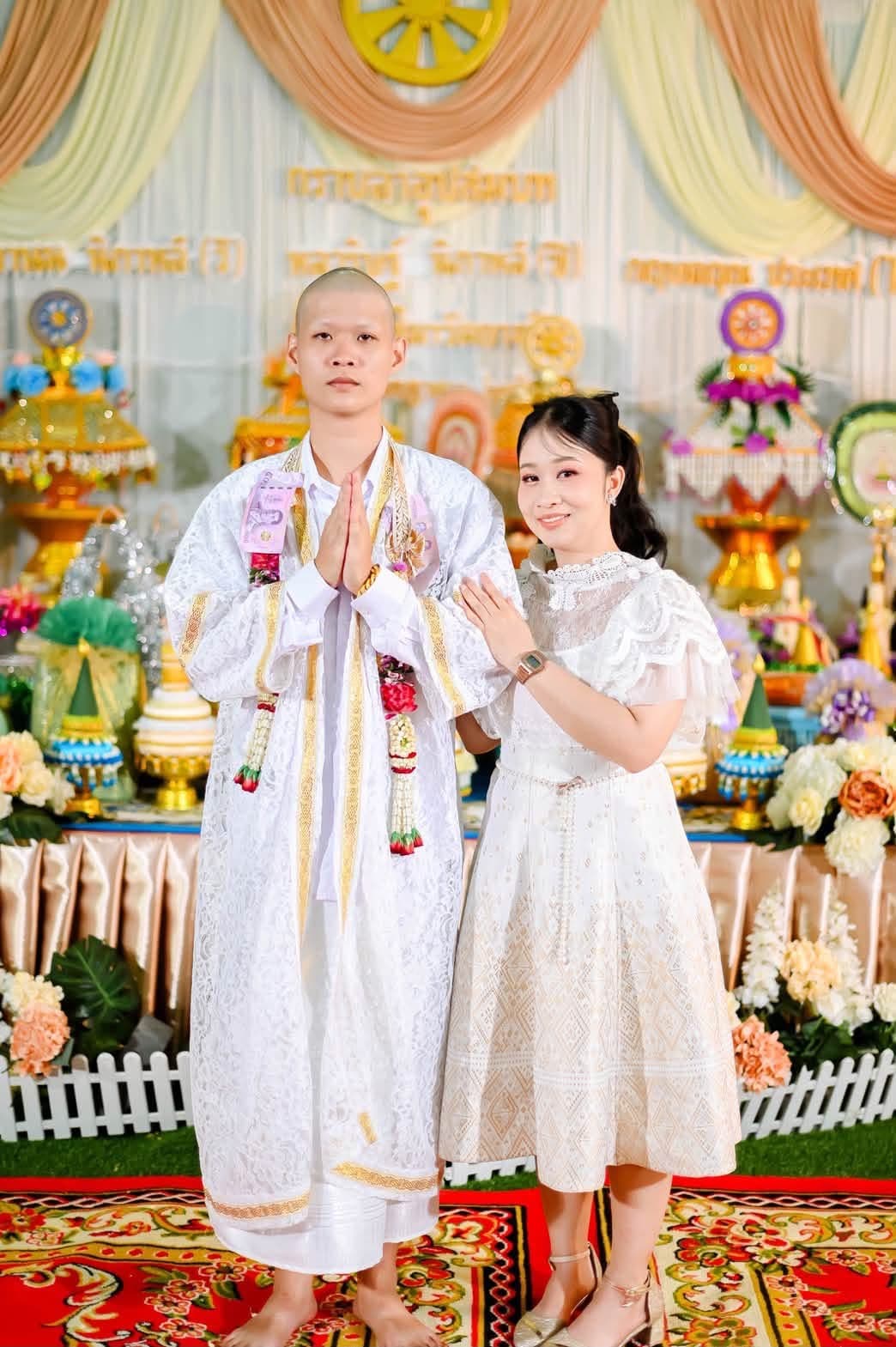*กระโปรง*แพรวาขาว ประกาศ จับแมตช์ได้ทั้งชุด เช่าทั้งชุดถูกกว่า