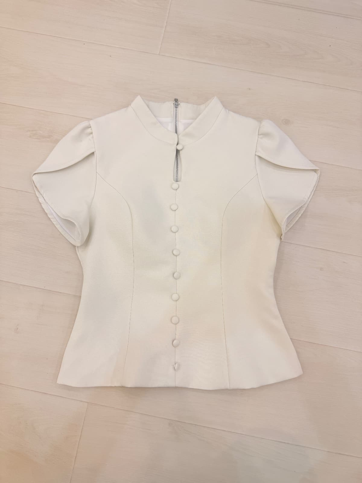 *เสื้อ* แพรวาครีมกระดุมเรียบ LALADAจับแมตช์ได้ทั้งชุด เช่าทั้งชุดถูกกว่า