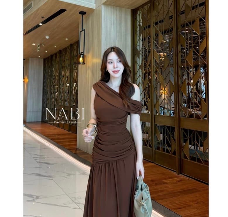 NABI เดรสยาวไหล่เฉียง เก็บทรงช่วงเอวและสะโพก