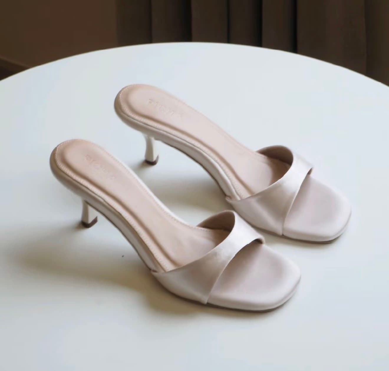 PICHA Shoes รุ่น Cocktail ผ้าซาติน สันสูง 2.5 นิ้ว เรียบหรูดูแพง เสริมพื้นนุ่ม
