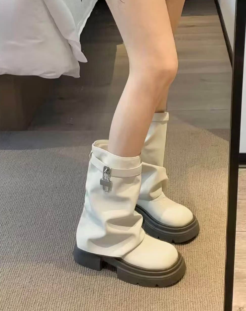 รองเท้าบูทสีครีมข้อสั้น ใส่เที่ยวต่างประเทศ ใส่คอนเสิร์ต
