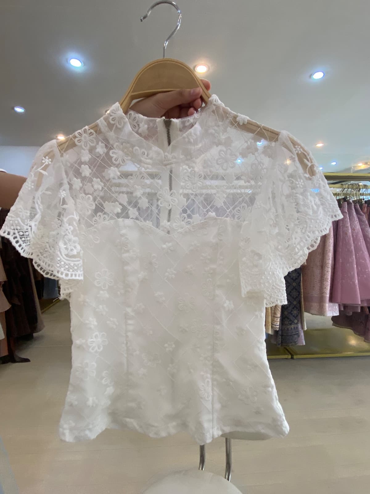 *เสื้อ*ลูกไม้แขนระบาย ป้ายดำ 🖤จับแมตช์ได้ทั้งชุด เช่าทั้งชุดถูกกว่า