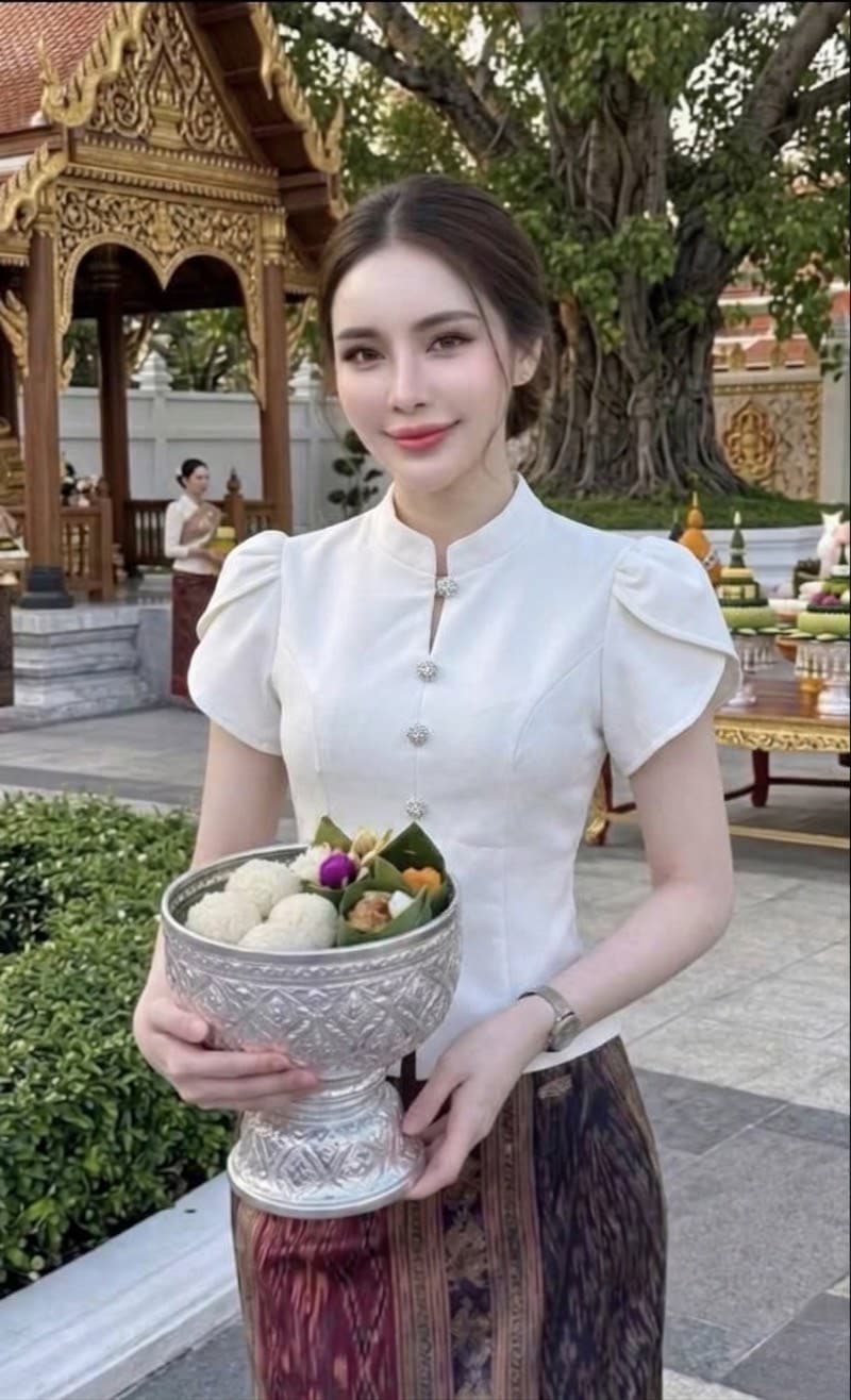 *เสื้อ* แพรวากระดุมเงิน🤍จับแมตช์ได้ทั้งชุด เช่าทั้งชุดถูกกว่า