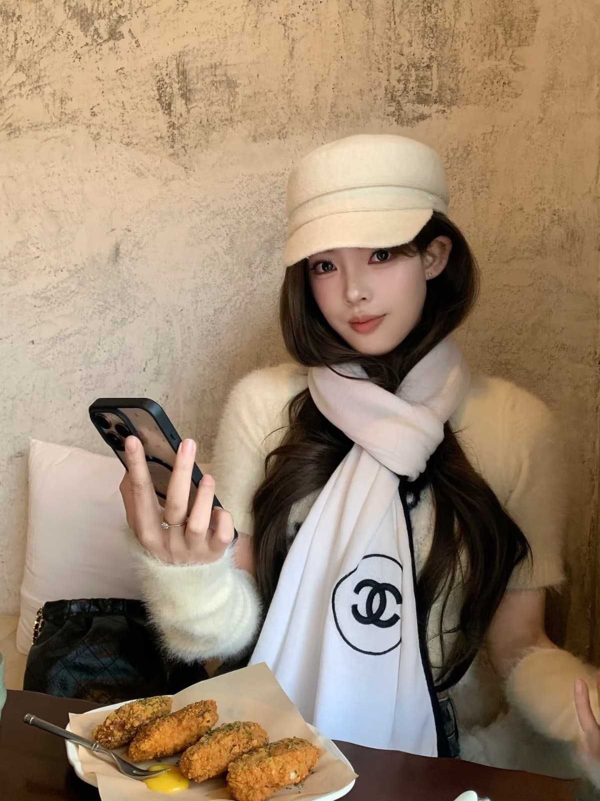 CHANEL CC Logo Scarf White/Black