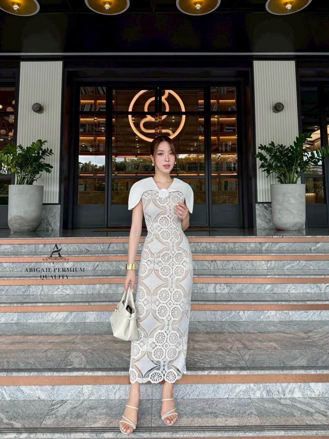 เดรสคลุมไหล่ขาว