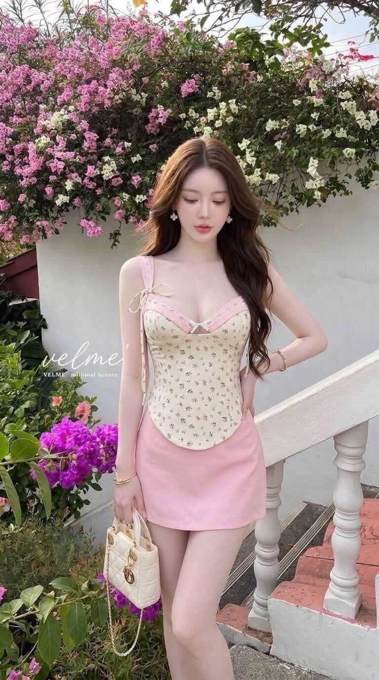 ชุดเซต2ชิ้น เสื้อสายเดี่ยวลายดอกกุหลาบหน้าอกฟองน้ำ กระโปงสีชมพูซับในกางเกง