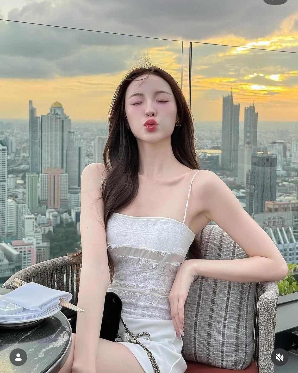 Mini Dress ขาว ดีไซน์ผสมลูกไม้