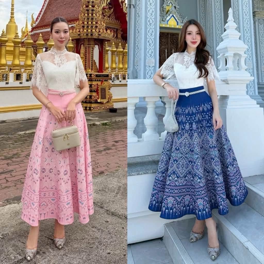 เสื้อลูกไม้แขนสั้นแต่งระบายบ่า ผ้าถุงสำเร็จพร้อมเข็มขัด **รอเเก้